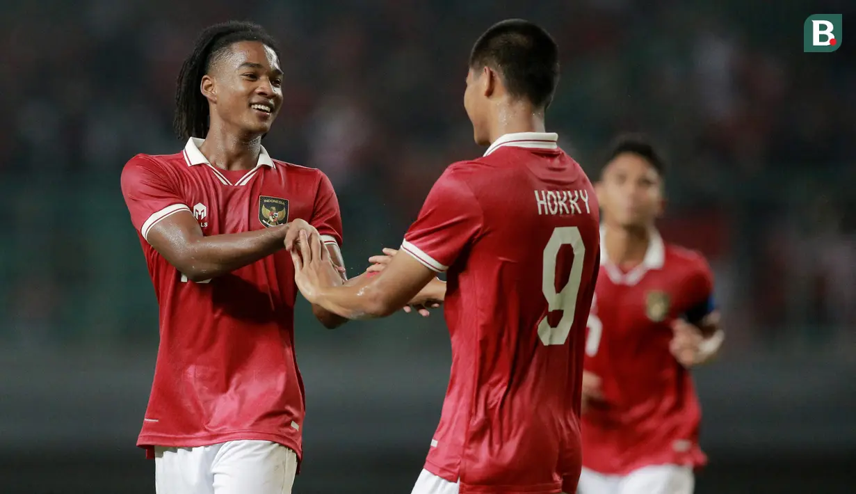 <p>Pemain Timnas Indonesia U-19, Ronaldo Joybera R Junior Kwateh (kiri) dan Hokky Caraka Bintang Brilliant merayakan gol ke gawang Timnas Brunai Darussalam U-19 dalam pertandingan Grup A Piala AFF U-19 2022 yang digelar di Stadion Patriot Candrabhaga, Bekasi, Senin (4/7/2022). (Bola.com/M Iqbal Ichsan)</p>