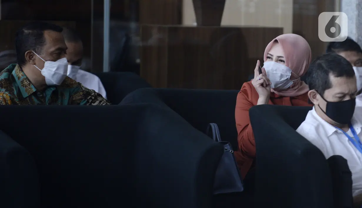 Istri mantan Sekretaris MA Nurhadi, Tin Zuraida (kanan) saat menunggu pemeriksaan di Gedung KPK, Jakarta, Senin (22/6/2020). Tin diperiksa sebagai saksi untuk tersangka Direktur MIT Hiendra Soenjoto terkait dugaan suap gratifikasi pengurusan perkara di MA tahun 2011-2016. (merdeka.com/Dwi Narwoko)