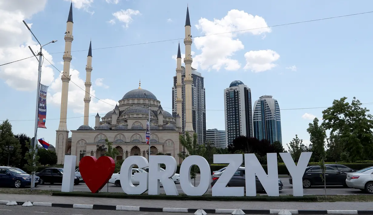 Pemandangan Masjid Akhmad Kadyrov di alun-alun Kota Grozny, pusat ibu kota Chechnya, 9 Juni 2018. Kemegahan tempat ibadah yang memiliki arsitektur mirip Masjid Biru Istanbul ini terlihat dari dindingnya yang dilapisi marmer. (AFP PHOTO/KARIM JAAFAR)