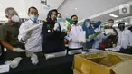 (ki-ka) Anggota Komisi XI DPR Kamrussamad, Kepala Kantor Bea Cukai Bandara Soetta Finari Manan dan Wadir Tindak Pidana Narkoba Mabes Polri Kombes Pol Wawan Munawar menunjukan barang bukti narkoba jenis sabu di Kantor Bea Cukai Bandara Soetta, Tangerang, Jumat (18/9/2020). (Liputan6.com/Fery Pradolo)