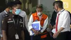 Mantan Dirut PT Pelindo II (Persero) Richard Joost Lino (tengah) usai menjalani pemeriksaan di Gedung KPK, Jakarta, Senin (26/4/2021). RJ Lino diperiksa sebagai tersangka dugaan korupsi pengadaan tiga unit Quay Container Crane (QCC) di PT Pelindo II tahun 2010. (Liputan6.com/Helmi Fithriansyah)