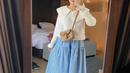 Tampil kasual dan manis dengan sweater warna broken white bersama blue gigham pattern skirt. Lengkapi gaya vintagemu dengan heels dan sling bag. (Instagram.com/lucedaleco).