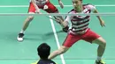 Ganda putra Indonesia, Marcus F Gideon/Kevin Sanjaya Sukomuljo mengembalikan kok ke arah M Ahsan/Hendra Setiawan di 32 besar Indonesia Open 2018, Istora GBK, Jakarta, Rabu (4/7). Kevin/Marcus unggul 21-16, 18-21, 21-10. (Liputan6.com/Helmi Fithriansyah)