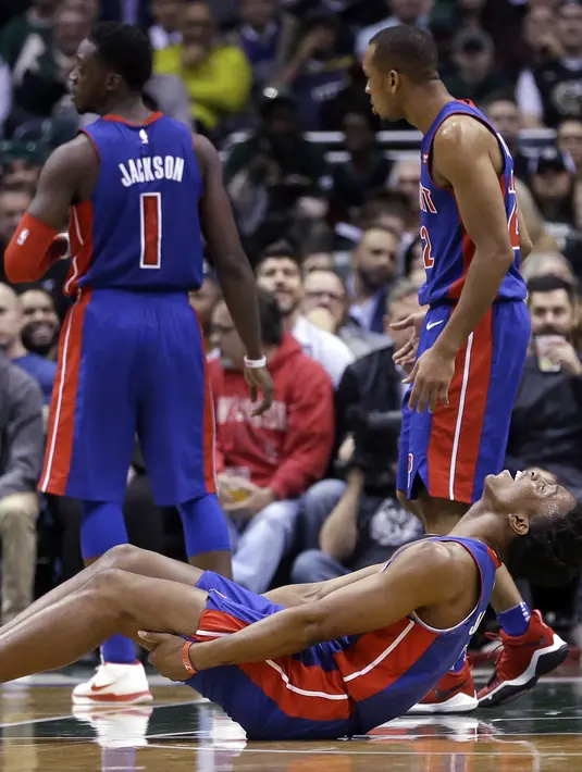 Ekspresi pemain Detroit Pistons, Stanley Johnson (bawah) saat dinyatakan melakukan pelanggaran terhadap pemain Bucks pada laga NBA basketball game di Bradley Center, Milwaukee, (15/11/2017). Bucks menang 99-95. (AP/Aaron Gash)