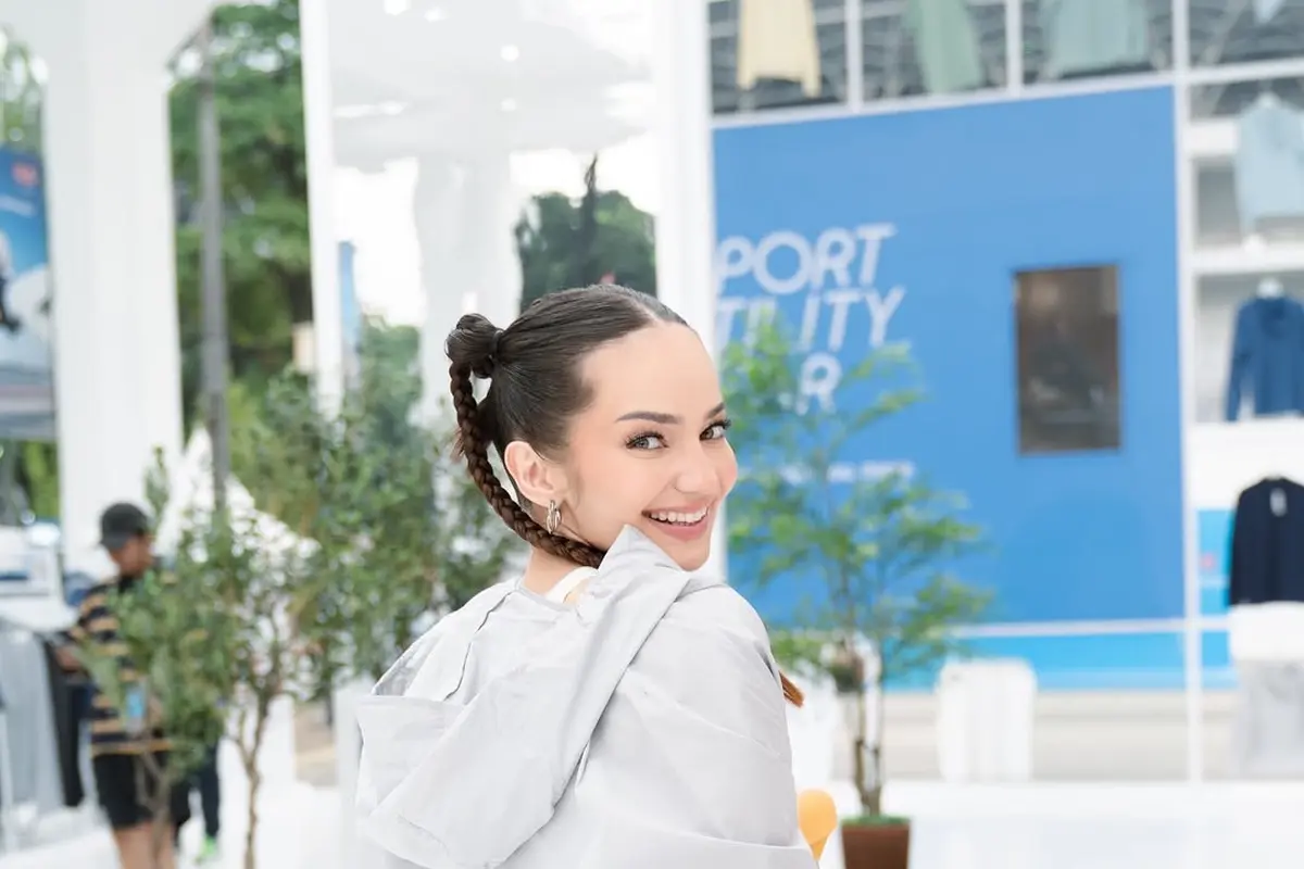 Gaya Sporty Feminin Enzy Storia, Tetap On Point Meski Kaki Cedera