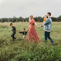 Fase phallic saat dimana anak mulai mengeksplorasi identitas gender mereka. Foto: Jessica Rockowitz on Unsplash