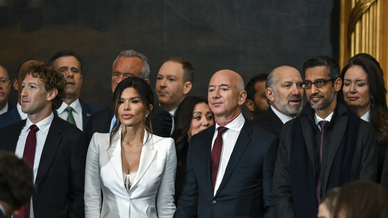 5 Momen Fesyen Nyentrik di Pelantikan Donald Trump, Bra Tunangan Jeff Bezos Bikin Mark Zuckerberg Melirik