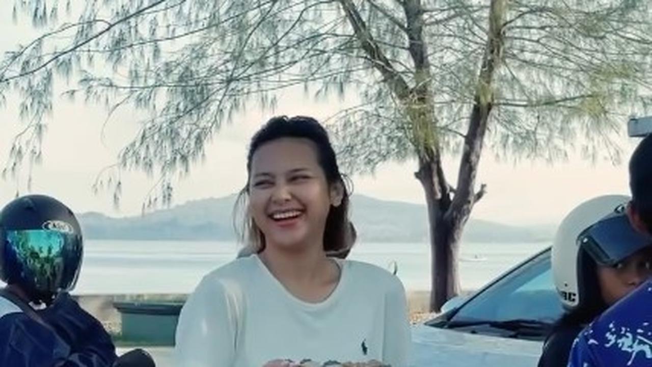 Dipuji Sederhana, Ini 7 Potret Indah Permatasari Sarapan di Pinggir Jalan - Nikmati Pemandangan di Kampung Halaman Suami