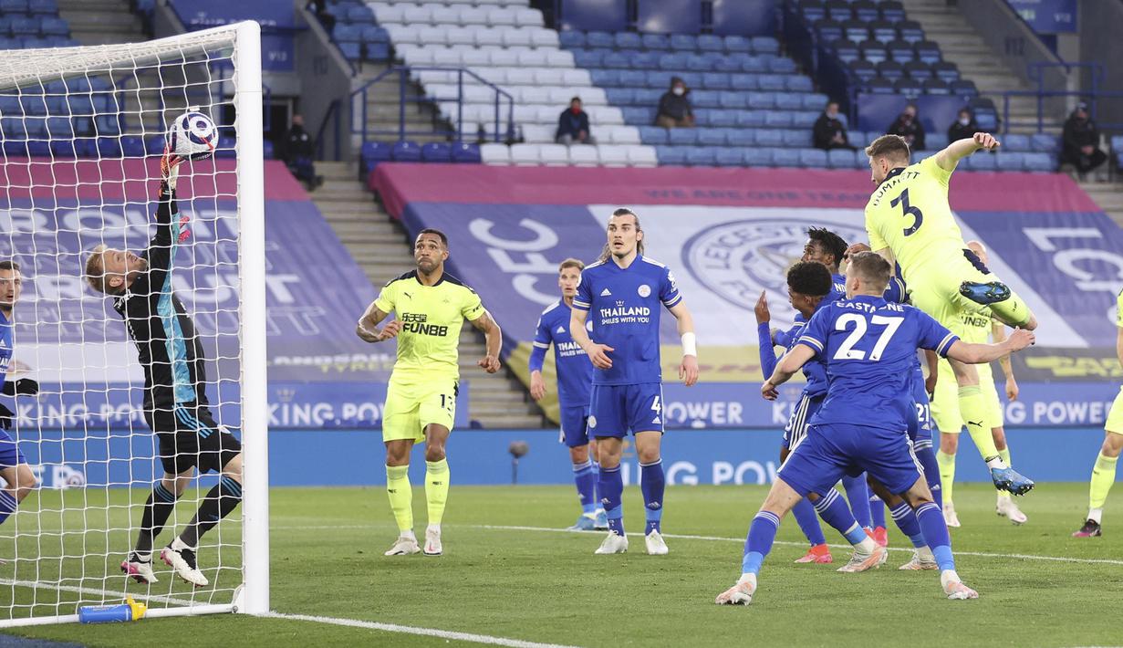 Bek Newcastle United, Paul Dummett (kanan) melepaskan sundulan yang berbuah gol kedua timnya ke gawang Leicester City dalam laga lanjutan Liga Inggris 2020/2021 pekan ke-35 di King Power Stadium, Leicester, Jumat (7/5/2021). Newcastle menang 4-2 atas Leicester. (AP/Alex Pantling/Pool)
