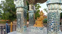 Patung Buddha bernama Se Mien Fo berdiri megah di halaman belakang TITD Kwan Sing Bio Kabupaten Tuban (Liputan6.com/Ahmad Adirin)