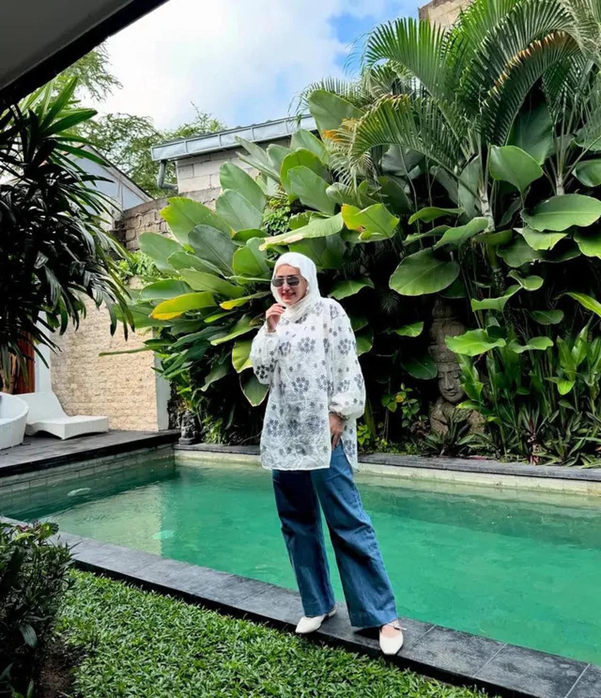 Gaya Adelia Istri Pasha Pakai Hijab Meleyot, Intip Padu Padannya yang Modis dan Elegan