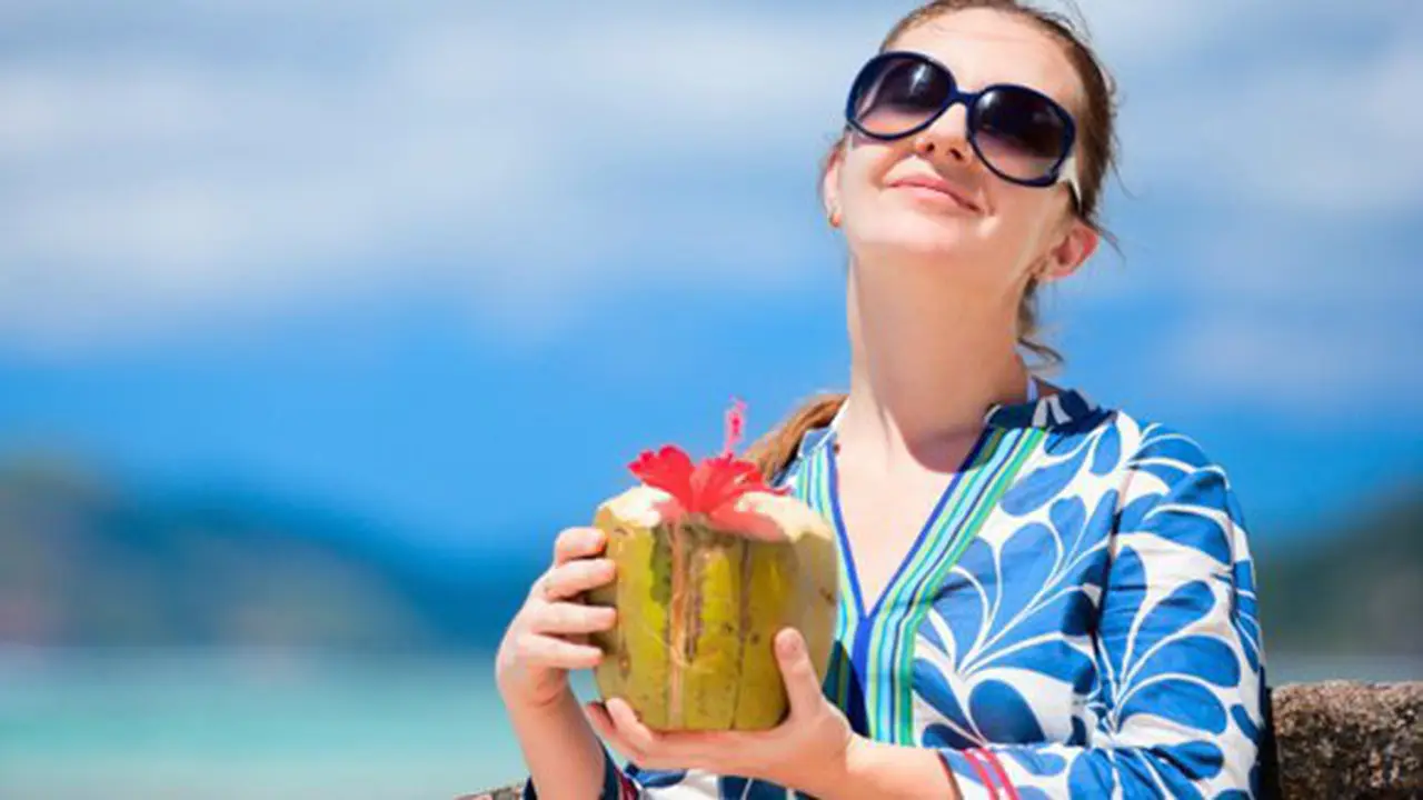 Air kelapa bantu awet muda/copyright: thinkstockphotos.com