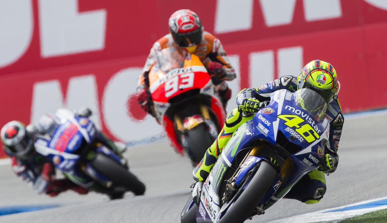 Valentino Rossi (kanan), Marc Marquez (tengah), dan Jorge Lorenzo bersaing ketat menjadi yang terdepan. (AP Photo/Vincent Jannink)