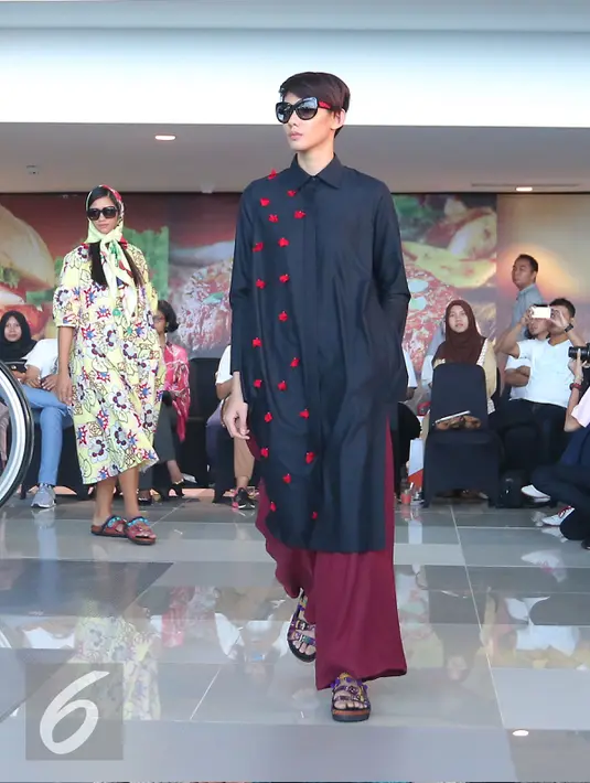 Salah satu karya desainer Mel Ahrya dipamerkan saat fashion show di Terminal 3 Ultimate Bandara Soekarno Hatta, Tangerang, Banten, Rabu (20/7). (Liputan6.com/Angga Yuniar)