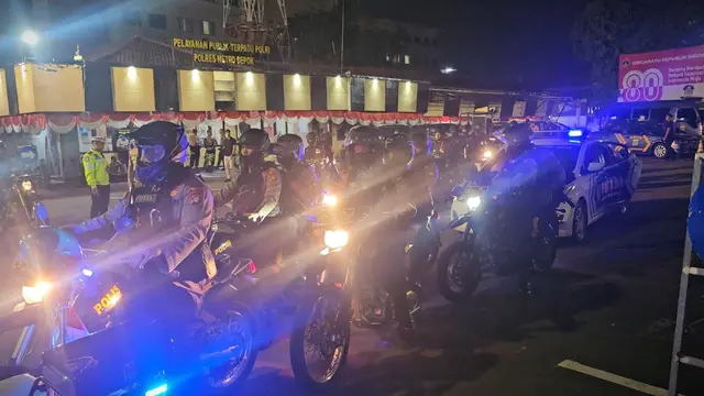 Petugas gabungan saat melaksanakan patroli skala besar di Kota Depok.