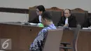 Panitera Pengadilan Negeri Jakarta Pusat, Edy Nasution saat menjalani sidang tuntutan terkait kasus suap di Pengadilan Tipikor, Jakarta, Senin (21/11). Edy juga dituntut membayar denda Rp 300 juta subsider 5 bulan kurungan. (Liputan6.com/Helmi Affandi)