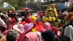 Hasil bumi yang melimpah.  Warga di kabupaten Lamongan, Jawa Timur, membuat Festival Gunungan yang terbuat dari beberapa buah-buahan hasil panen raya.