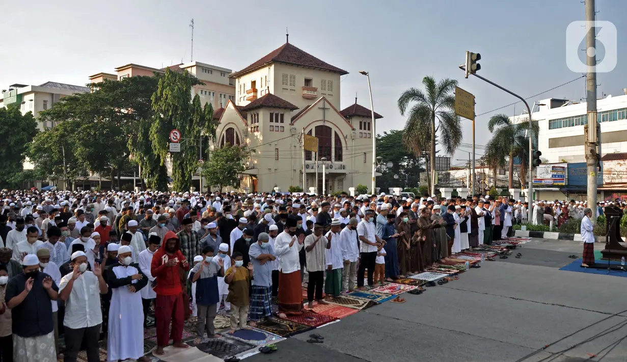 <p>Umat muslim saat menunaikan sholat Idul Fitri 1443 Hijriah di kawasan Jatinegara, Jakarta Timur, Senin (2/5/2022). Setelah sempat ditiadakan selama dua tahun akibat pandemi Covid-19, Simpang Jatinegara kembali digunakan warga untuk menggelar salat Idul Fitri. (merdeka.com/Iqbal S. Nugroho)</p>