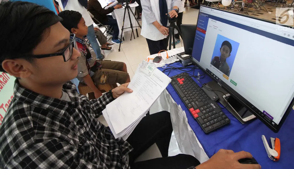 Petugas Disdukcapil Kota Tangerang Selatan melakukan perekaman data untuk pembuatan Kartu Identitas Anak (KIA) di mal Living Wolrd Alam Sutera, Serpong, Senin (17/12). Pusat perbelanjaan ini menggelar pembuatan KIA secara gratis. (Merdeka.com/Demy)