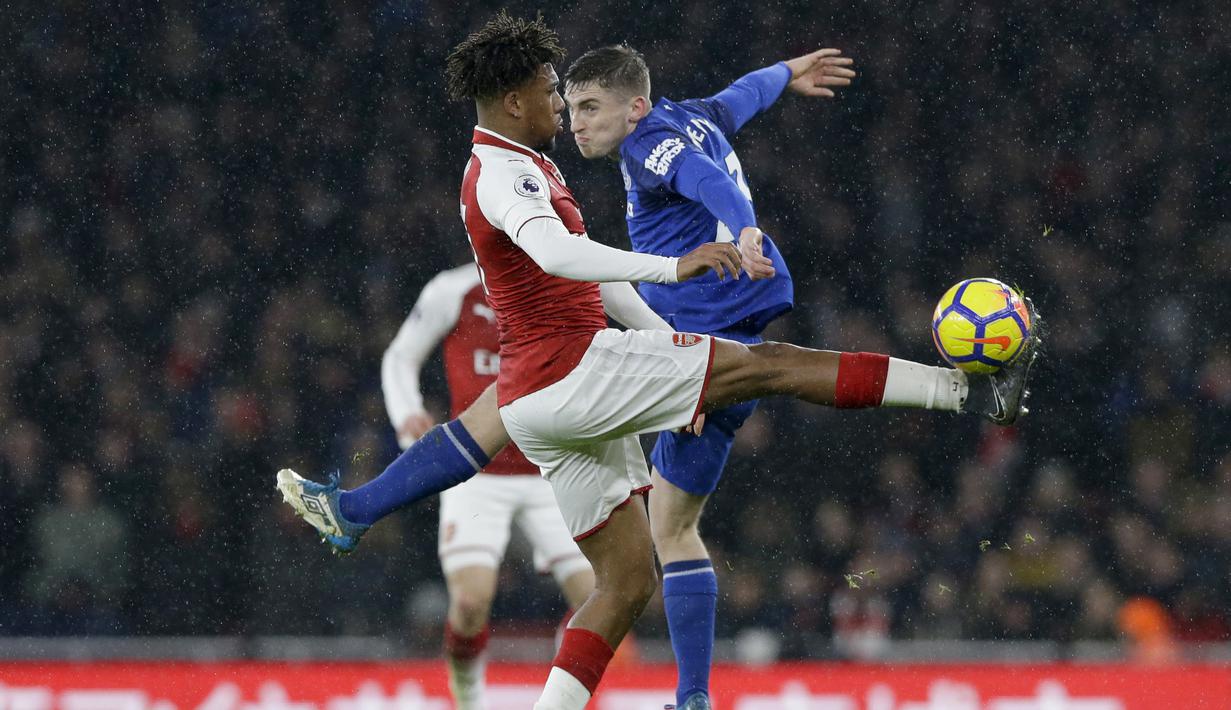 Duel pemain Arsenal, Alex Iwobi (kiri) dan pemain Everton, Jonjoe Kenny pada laga Premier League di Emirates Stadium, London, (3/2/2018). Arsenal menang 5-1. (AP/Alastair Grant)