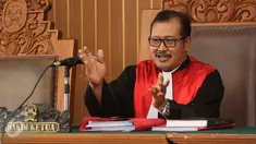 Hakim tunggal I Wayan Karya membacakan putusan sidang praperadilan yang diajukan mantan Ketua DPD Irman Gusman di PN Jakarta Selatan, Rabu (2/11). Dalam putusannya, hakim menolak berkas gugatan yang diajukan Irman terhadap KPK. (Liputan6.com/Yoppy Renato)