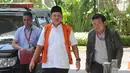Bupati Lampung Tengah Mustafa bersama kuasa hukumnya Tito Hananta saat tiba di gedung KPK, Jakarta, Kamis (15/3). Mustafa diperiksa terkait kasus dugaan suap pinjaman daerah pada APBD Lampung Tengah 2018. (Merdeka.com/Dwi Narwoko)