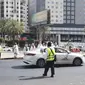 Perjuangan petugas haji dari Indonesia membantu para jemaah menyeberangi jalanan Kota Makkah, Arab Saudi. Mereka rela berjam-jam berada di bawah terik cuaca panas Kota Makkah demi memastikan para jemaah menyeberang dengan selamat. (Foto: Kemenag)
