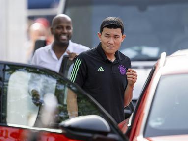Pemain baru Bayern Munchen, Kim Min-jae tiba di tempat latihan di Rottach-Egern, Jerman, Selasa, 18 Juli 2023. (David Inderlied/dpa via AP)