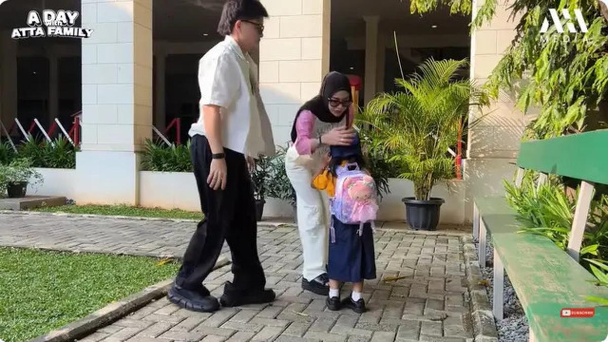 6 Detail Outfit Kasual Aurel Hermansyah Antar Ameena di Hari Pertama Sekolah
