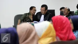 Fuad Amin (kiri) berbincang dengan kuasa hukumnya saat mengikuti sidang lanjutan dugaan di Pengadilan Tipikor, Jakarta, Kamis (6/8/2015). Agenda sidang tersebut mendengarkan keterangan 17saksi. (Liputan6.com/Helmi Afandi)