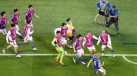 Selebrasi sejumlah pemain timnas Jepang usai&nbsp;Ritsu Doan&nbsp;menjebol gawang Spanyol dalam pertandingan grup E Piala Dunia 2022 yang berlangsung di Khalifa International Stadium, Doha, Jumat (2/12/2022). (AP Photo/Petr David Josek)