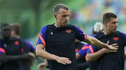 Pemain Leipzig Lukas Klostermann berlatih di Stadion Jose Alvalade, Lisbon, Portugal, Rabu (12/8/2020). Leipzig akan menghadapi Atletico Madrid pada perempat final Liga Champions. (Miguel A. Lopes/Pool via AP)