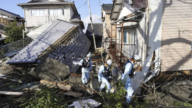 Tim penyelamat berpacu dengan waktu untuk mencari korban selamat gempa Jepang