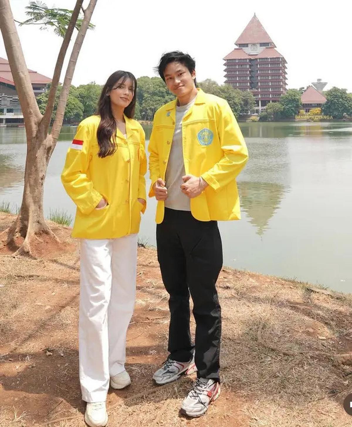 6 Potret Sabrina Chairunnisa dan Putra Sambungnya Azka Corbuzier, Bangga Pakai Almamater Kuning UI