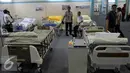 Pengunjung mengamati sejumlah alat kesehatan saat digelarnya pameran alat kesehatan dan perbekalan kesehatan rumah tangga di Jakarta Convention Center (JCC), Jakarta, Jumat (16/10). Acara akan berlangsung hingga 17 Oktober 2015.(Liputan6.com/Johan Tallo)