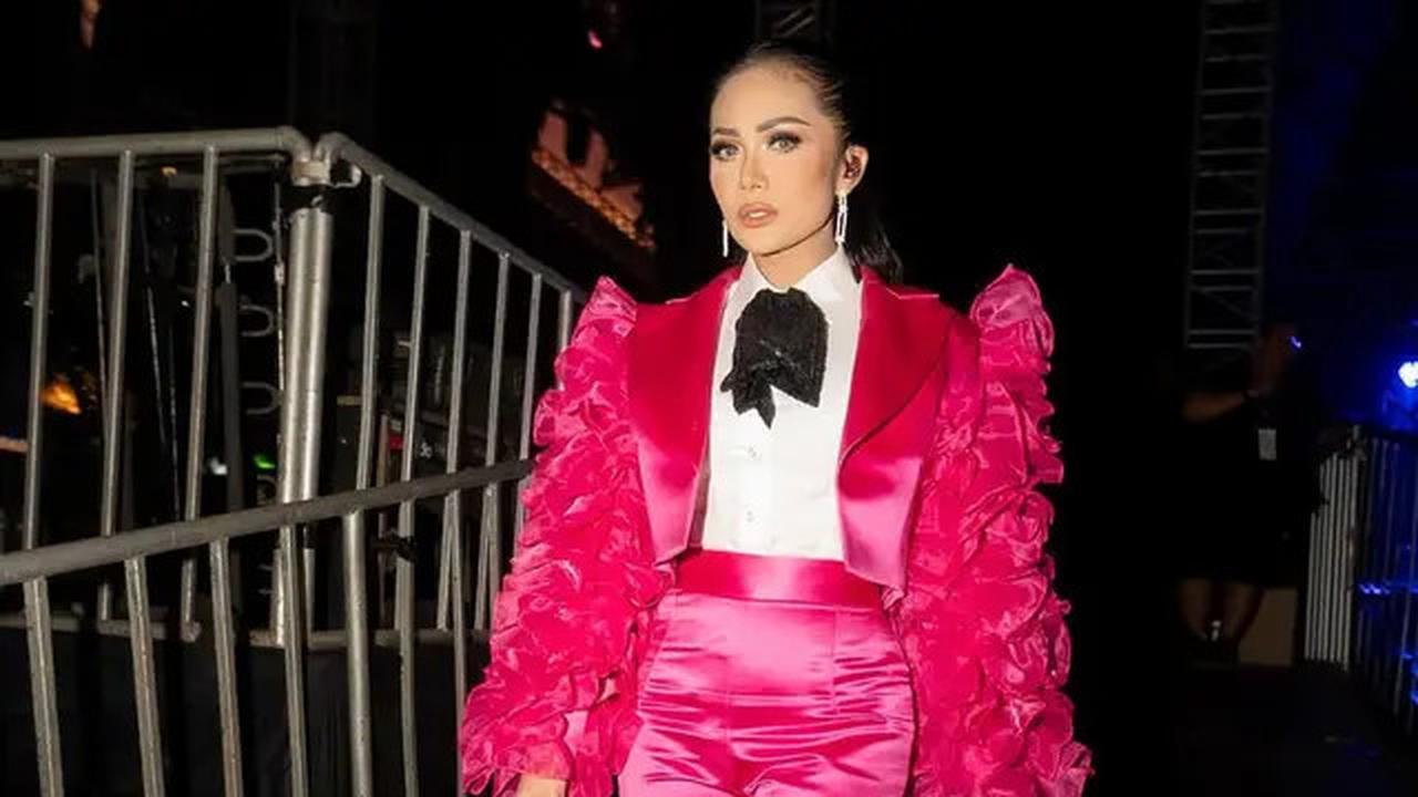 Gebrak Java Jazz Festival, Krisdayanti Tampil Enerjik dengan Busana Retro Bernuansa Fuschia