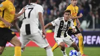 Striker Juventus, Paulo Dybala, berusaha melewati hadangan pemain Young Boys pada laga Liga Champions di Stadion Juventus, Turin, Selasa (2/10/2018). Juventus menang 3-0 atas Young Boys. (AFP/Miguel Medina)
