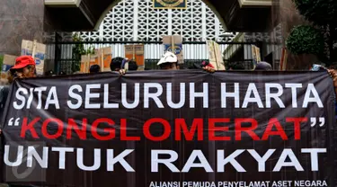 Massa dari Aliansi Pemuda Penyelamat Aset Negara menggelar aksi demo di depan Kejaksaan Agung, Jakarta, Rabu (2/9/2015). Massa menuntut penuntasan perampokan aset BPPN tahun 2003 yang merugikan negara ratusan triliun. (Liputan6.com/Yoppy Renato)