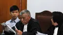 Christopher Daniel (kiri) berdiskusi dengan kuasa hukumnya di PN Jakarta Selatan, Jakarta, Kamis (4/6/2015). Agenda Sidang mendengarkan keterangan saksi dari pihak JPU dan menghadirkan rekan terdakwa sebagai saksi. (Liputan6.com/Helmi Afandi)