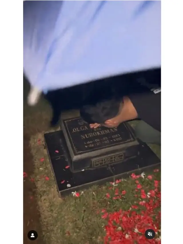 6 Momen Chand Kelvin Ziarah ke Makam Olga Syahputra, Peringati 7 Tahun Kepergian