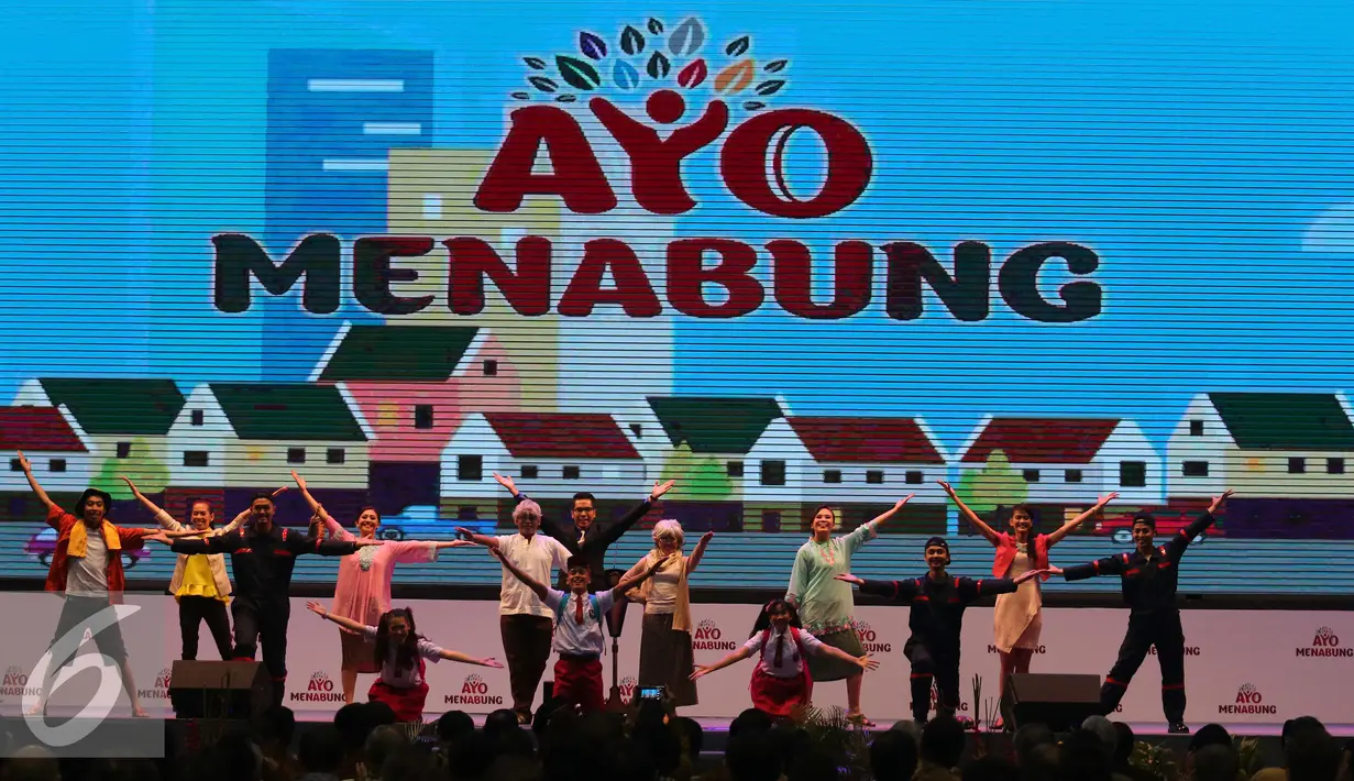 Sejumlah penari berkoreografi saat tampil di acara "Ayo Menabung" dalam rangka Hari Menabung Nasional di JCC, Jakarta, Senin (31/10). Kampanye tersebut dilakukan untuk meningkatkan budaya menabung masyarakat. (Liputan6.com/Angga Yuniar)
