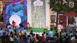 Dua karakter Disney Princess, Putri Salju atau Snow White dan Ariel saat tampil dalam "Dream Big, Princess" di Lippo Mall Puri, Jakarta, Kamis (5/7). Acara digelar pada tanggal 5-8 Juli 2018. (Liputan6.com/Arya Manggala)