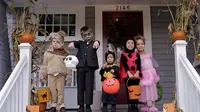 Bagi masyarakat barat, saat memasuki Bulan Oktober, mereka akan mempersiapkan berbagai kebutuhan unik untuk memperingati Halloween.