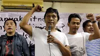 Sekjen Pena Aktivis 98, Adian Napitupulu (tengah), bersama dengan sejumlah aktivis 98 saat penutupan Refleksi Gerakan Mahasiswa Reformasi 98 di Galeri Cipta II, Taman Ismail Marzuki (TIM), Jakarta Pusat, Senin (15/05). (Liputan6.com/Johan Tallo)