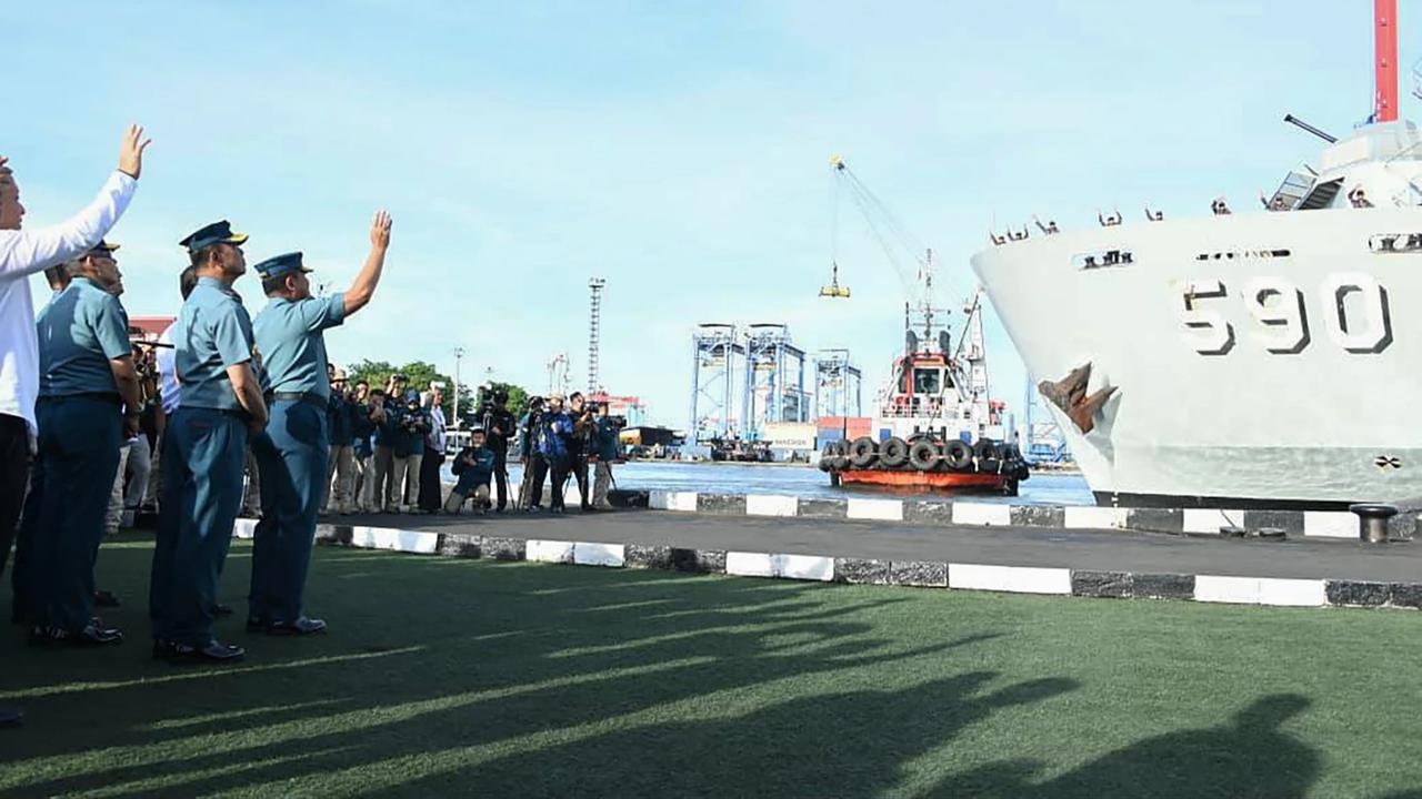 FOTO: Mentan dan Kasal Lepas Bantuan Banjir Tahap III ke Aceh Sumut dan Sumbar
