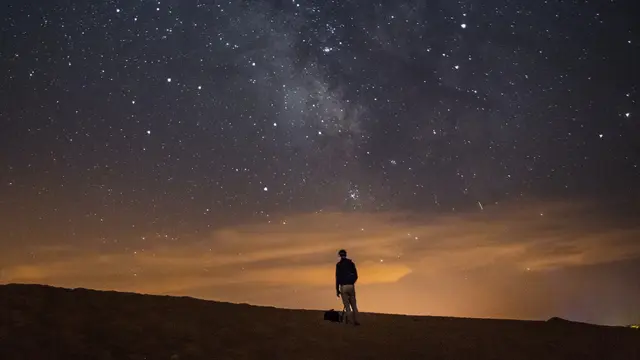 Ilustrasi malam hari, merenung, berpikir