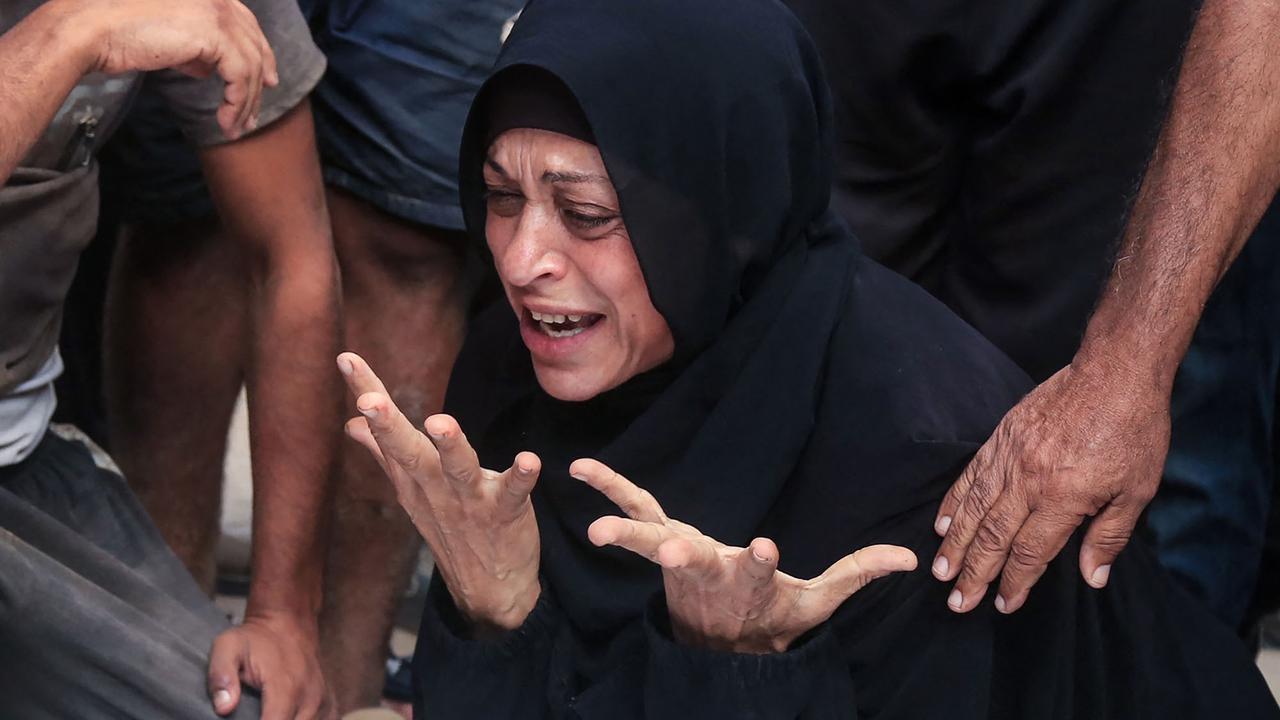 FOTO: Ratapan Pilu di Gaza, Serangan Dekat Pusat Bantuan Tewaskan Puluhan Warga Palestina