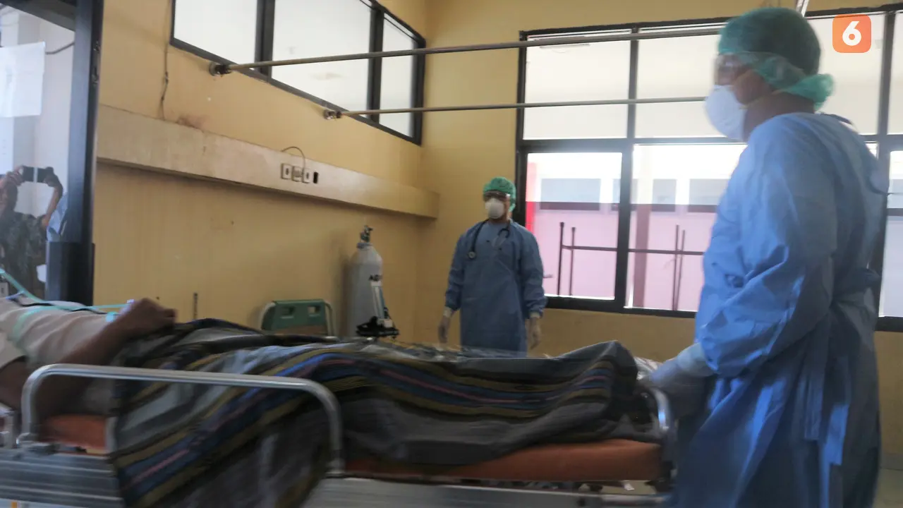 Petugas kesehatan RSUD Anutapura Palu menangani pasien covid-19