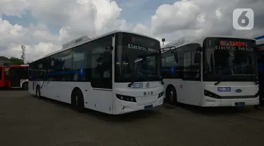 Bus listrik Transjakarta saat peluncuran uji coba bus tersebut di Pool Transjakarta, Terminal Kampung Rambutan, Jakarta, Rabu (8/6/2022). Pemprov DKI meluncuran tiga buah bus listrik Transjakarta merek Zhongtong, Skywell, dan Golden Dragon untuk diujicobakan. (merdeka.com/Imam Buhori)