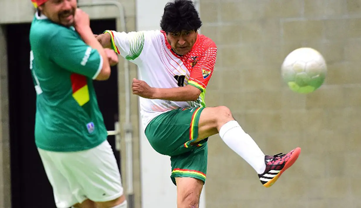 Evo Morales (kanan) Presiden Bolivia ambil bagian dalam laga eksebisi bersama tim Bolivian Roots FC yang beranggotakan para ekspatriat asal Bolivia yang berkerja di Brussels, Belgia. (AFP/ Emmanuel Dunand)